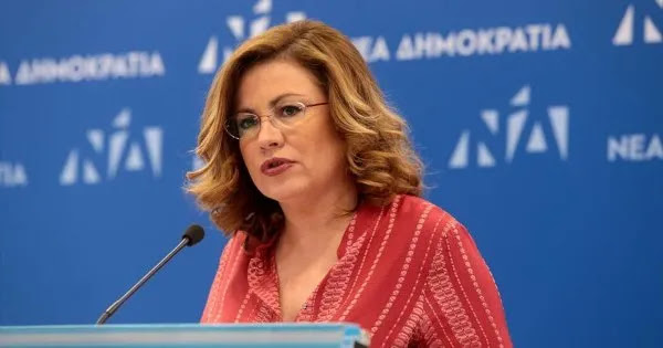 Σπυράκη: «Απαγορεύεται οι πολίτες να βρίζουν αστυνομικούς από τα μπαλκόνια» (βίντεο)