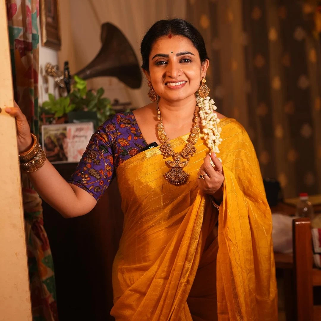 Actress sujitha dhanush latest saree photos gallery