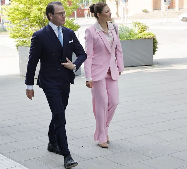 Crown Princess Victoria wore a pale pink tuxedo collar blazer by Zara. Zara fluid high waist pale pink trousers