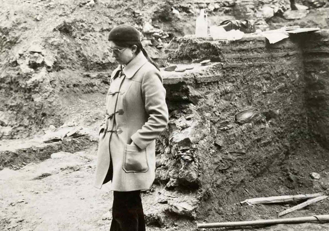 Η αρχαιολόγος Ευτέρπη Μαρκή σε σωστική ανασκαφή οικοπέδου στη Θεσσαλονίκη. [Credit: Από το προσωπικό αρχείο της Ευτέρπης Μαρκή]