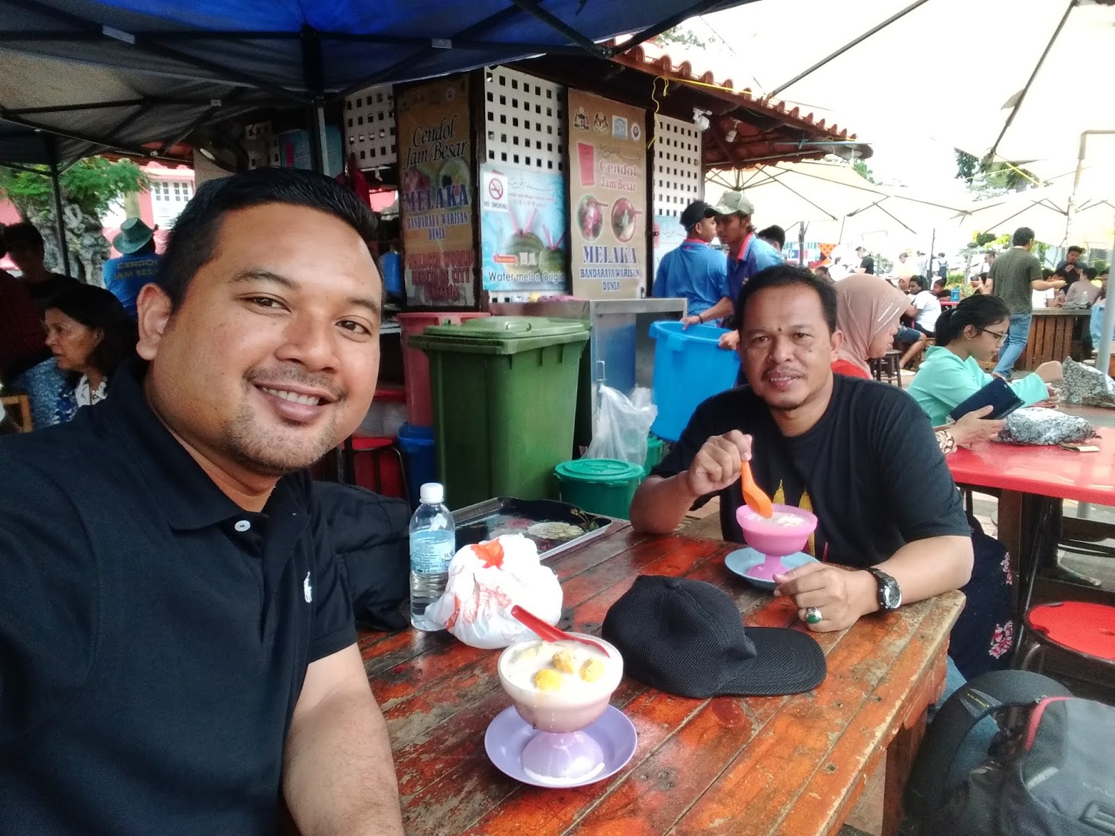 Menikmati cendol durian bersama Pak Zuhri