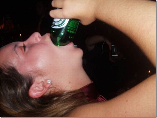 Garotas bebendo cerveja de forma estranha (6)