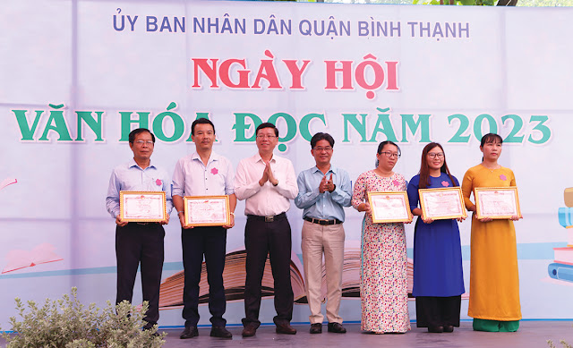 Đồng chí Vũ Ngọc Tuất và đồng chí Thái Hoàng Nhạc trao Giấy khen cho các tập thể. (Ảnh: MH)