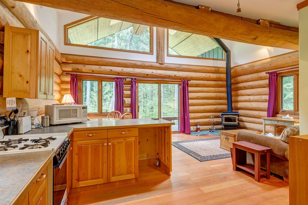 Lakefront private log Cabin The Hummingbird 4