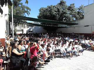 La imagen muestra las familias presentes en el acto de fin de año