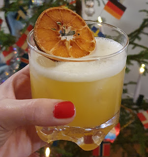Kuivattu appelsiininsiivu drinkissä