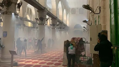 Biadab, dalam Suasana Ramadhan Polisi Zionis Israel Serang Jamaah di Masjidil Aqsha
