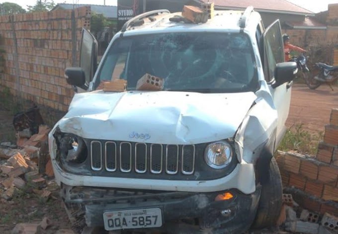 Bandidos com carro de luxo são presos após perseguição e acidente 