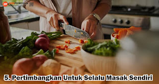 Pertimbangkan Untuk Selalu Masak Sendiri merupakan salah satu tips cerdas Kelola keuangan jelang Ramadhan