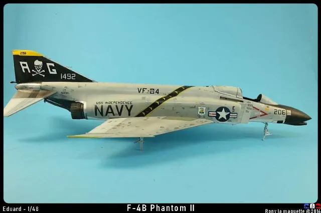 La pose des décalcomanies du F-4B Phantom II d'Eduard au 1/48.