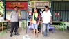Bhinmaspol Desa Burangkeng Polsek Setu Berhasil Evakuasi Seekor Ular Kobra Dilapangan Fasos RT. 017 Perum Mustika Grande
