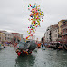 Carnevale di Venezia: il corteo tradizionale acqueo sul canal Grande incanta il pubblico sulle rive