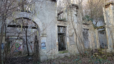 Entrée du château en ruine