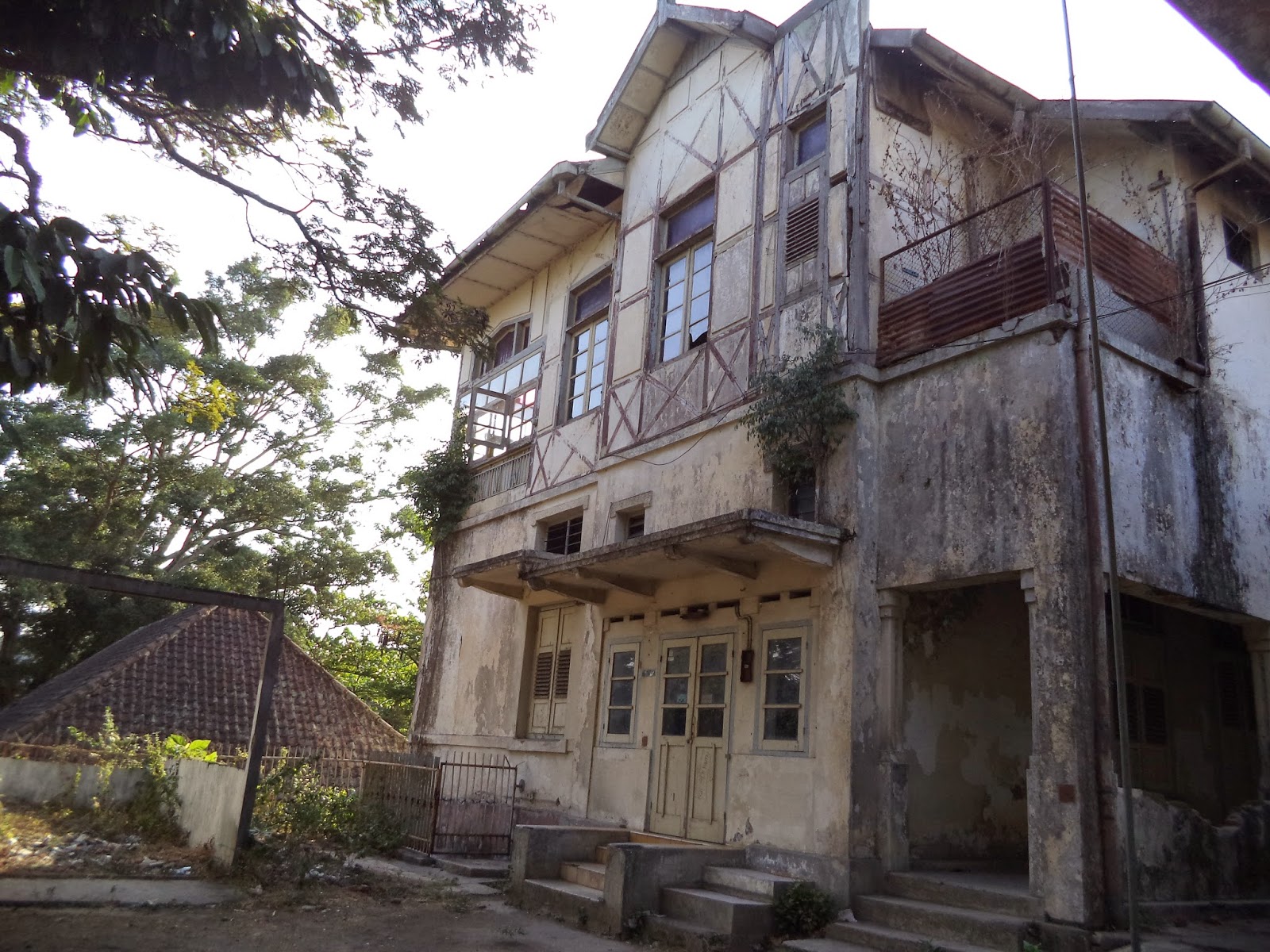 Cerita di Balik GedungGedung Peninggalan Belanda di Indonesia, Bikin