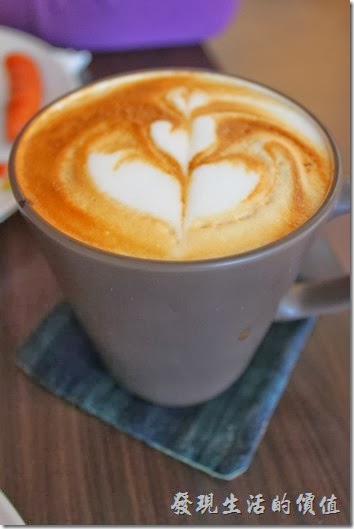 台南-Season_Cafe。熱的重拿鐵及熱的卡布奇諾咖啡，個人感覺重拿鐵的味道比較香醇順口且有牛奶的香味，而卡布可能是因為上面有厚厚一層奶泡保溫，所以喝的時候還可以喝到咖啡的溫度。