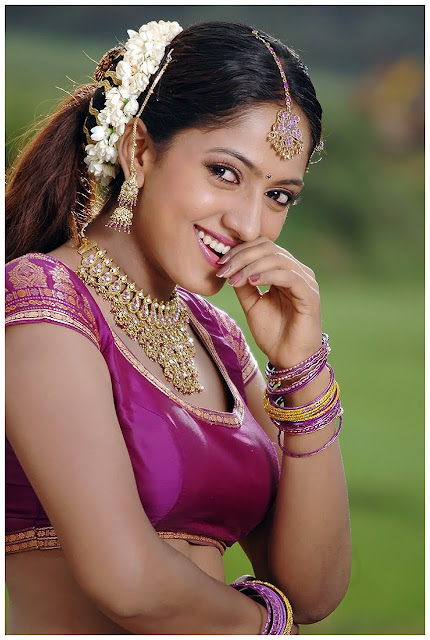 sheela latest hot exposing stills~www.telugubhamalu.blogspot.com