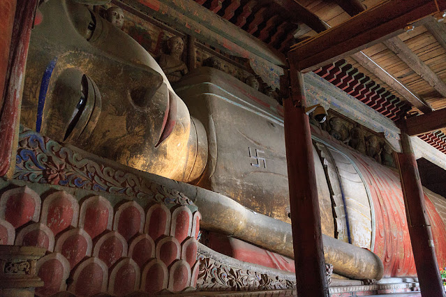 Large reclining Buddha statue with right-facing swastika, Dafo Temple.