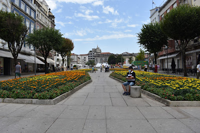 Canteiros de flores coloridas na Avenida da Liberdade de Braga