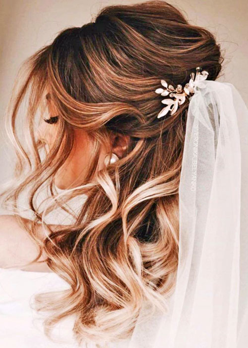 Peinados de novia con media melena: Semirecogido con velo