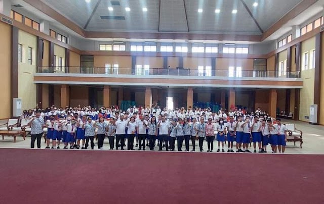 SMP Kalam Kudus Tour ke Kantor Walikota Sorong