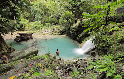 menikmati air terjun Tesbatan