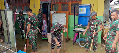 Personel Sargas Pamtas RI-PNG Yonif 711/Raksatama Melaksanakan Kerja Bhakti Pasca Banjir di Jayapura