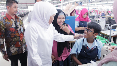 Gubernur Khofifah Kunjungi dan Sapa Karyawan di Tiga Pabrik di Sidoarjo