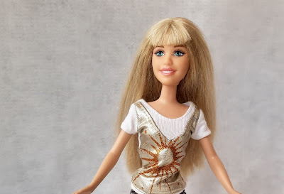Boneca usada da Hanna Montana que canta,  de bermuda jeans - 25cm de altura R$35,00