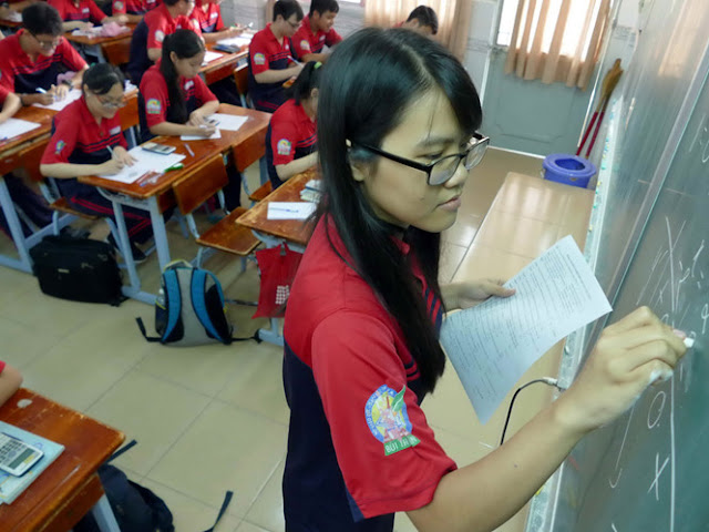 Học sinh Trường THPT Bùi Thị Xuân (TP.HCM) học toán theo hình thức để thi trắc nghiệm