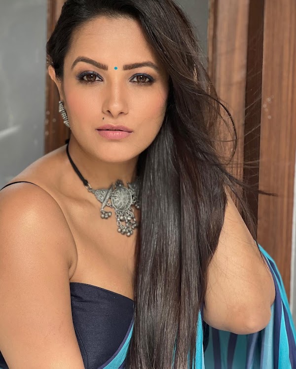 anita hassanandani blue saree string blouse hot tv actress