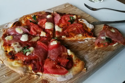 Tiefkühlpizza selbstgemacht (mit Variationen) - Salami-Pizza