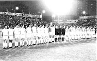 CLUB NACIONAL DE MONTEVIDEO y REAL VALLADOLID DEPORTIVO. Temporada 1972-73. Los dos equipos y el trío arbitral escuchando los himnos. REAL VALLADOLID DEPORTIVO 1 CLUB NACIONAL DE FOOTBALL 1 En los penaltis: REAL VALLADOLID 5 CLUB NACIONAL DE MONTEVIDEO 0 Martes 22/08/1972, 20:30 horas. I Trofeo Ciudad de Valladolid, semifinal. Valladolid, estadio Municipal José Zorrilla. GOLES: 0-1: 77’, Morales. 1-1: 85’, Lizarralde. PENALTIS: 1-0: Lorenzo, gol. 2-0: Lizarralde, gol. 3-0: Pérez García, gol. 4-0: Astrain, gol. 5-0: Cardeñosa gol. 5-0: Brunell, para Llacer.