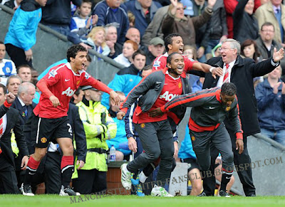 man utd celebrate trophy Blackburn Rovers vs Manchester United Barclays Premier League