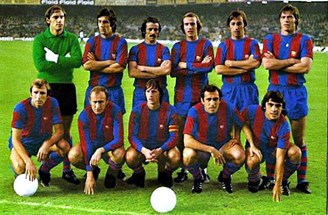 F. C. BARCELONA. Temporada 1975-76. Artola, Tomé, De la Cruz, Neeskens, Costas, Migueli. Rexach, Marcial, Johann Cruyff, Asensi y Fortes. F. C. BARCELONA 5 R. C. D. ESPAÑOL DE BARCELONA 0. 14/12/1975. Campeonato de Liga de 1ª División, jornada 13. Barcelona, Nou Camp. GOLES: 1-0: Cruyff (14’). 2-0: Marcial (22’). 3-0: Asensi (53’). 4-0: De Felipe en propia puerta (70’), 5-0: De Felipe en propia puerta (80’).