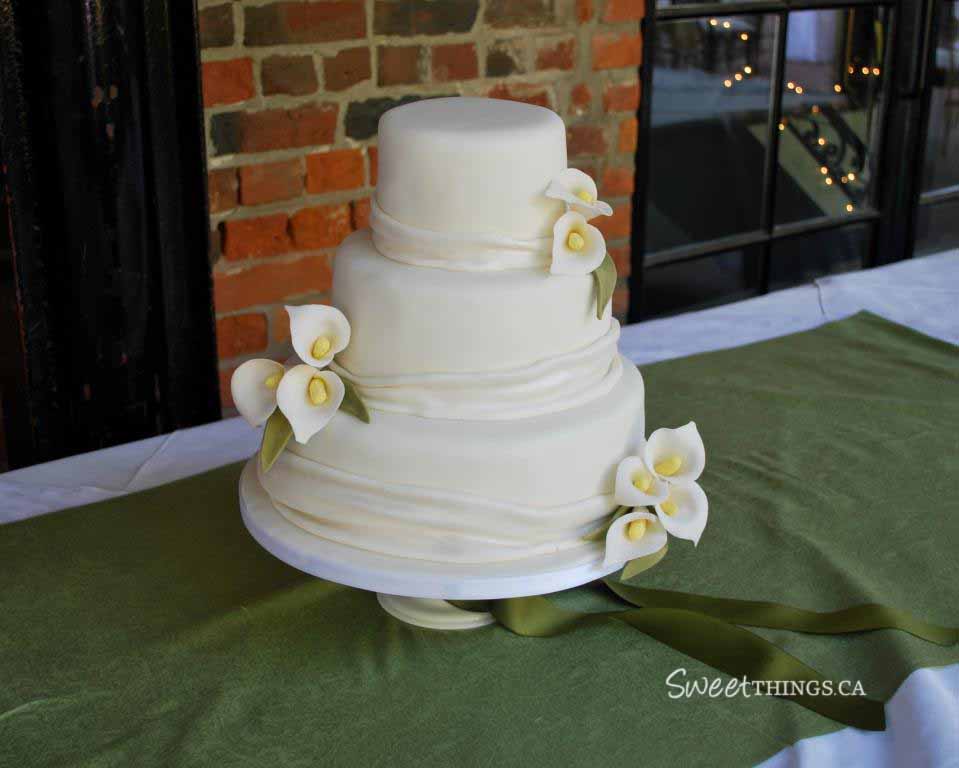 Here's the wedding cake I made the other week with sugarpaste calla lilies