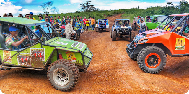  lagi asyik bersenda gurau diatas motor trail yg siap melahap jalanan terjal berliku diata Berpacu NAFSU Adrenalin di Pagaralam