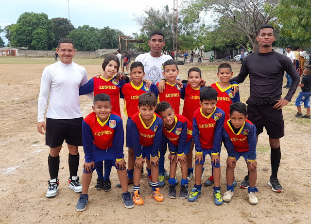 El pasado domingo se definieron los campeones y sub-campeones de las categorías Sub-8, 10, 12 y 16 de la Liga de Desarrollo del Municipio Torres, desde el campo polideportivo de "El Roble". A primera hora en la categoría Sub-8, el Deportivo Colinas de Calicanto dio cuenta del Unión Atlético Vargas, a quien venció 3 goles por 2, y de esta manera adjudicarse el título. Acto seguido, Leones BSB se impuso al combinado de Unión Atlético Vargas 3 dianas por nada en la categoría Sub-10, pizarra que le permitió acceder al título, para que posteriormente el Atlético El Roble venció 3 x 0 al UA Vargas, logrando título en ambas ligas en la categoría. Finalmente, el siempre competitivo equipo de Unión Atlético Vargas categoría Sub-16, se coronó campeón derrotando a Leones BSB 5 x 0. Es de resaltar un dato curioso, y es que en cada categoría hubo un campeón diferente, lo que nos muestra el equilibrio del talento que gozamos en Torres. E cuadro de honor quedó de la siguiente manera: Campeón Sub-8: Deportivo Colinas. @dep_colinas Campeón Sub-10: Leones BSB. @leonesbsbroblefc Campeón Sub-12: Atlético Roble. @atleticoroblefc Campeón Sub-14: Carora FC. @academiacarorafc Campeón Sub-16: Unión Atlético Vargas. @vargas03fc Felicitaciones a todos los equipos participantes en esta primera experiencia de la Liga de Desarrollo, avalada por la @somosafeloficial.  Argenis Nieves.-