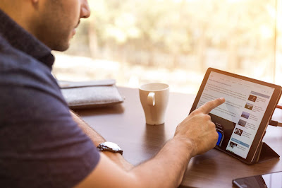 Hombre trabajando con una tablet