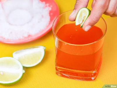 Exprime una rodaja de limón en un vaso