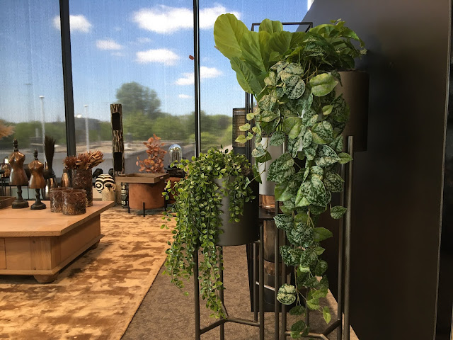 kunstplanten prijzen voor buiten kopen of huren groot goedkoop hangend of tegen muur met bloemen palmboom op terras of tegen wand in de winkel