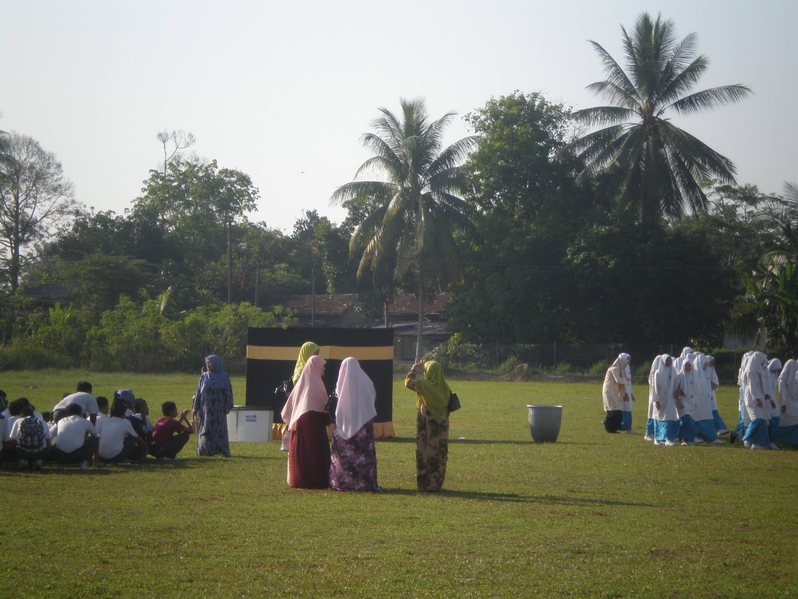 Kelihatan guruguru dan para pelajar tidak sabarsabar utk bertawaf 