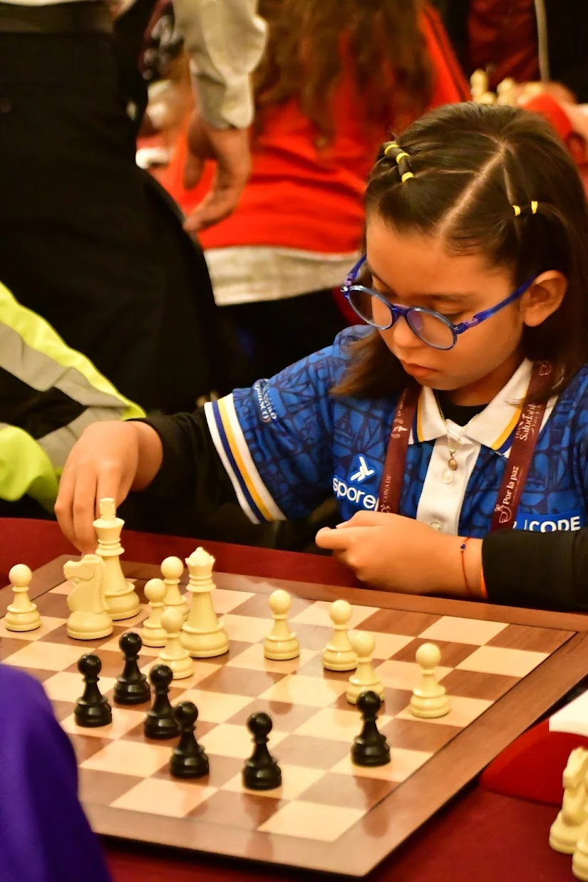 Alondra Bagatella moviendo una pieza de ajedrez