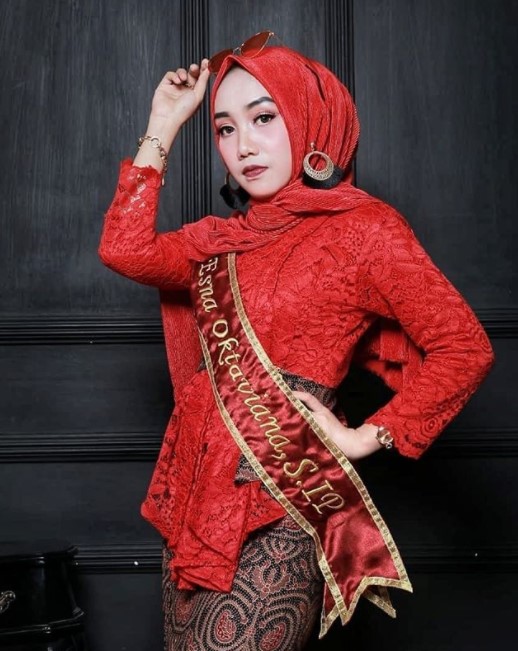Model Kebaya  Wisuda  Modern Tanpa Hijab