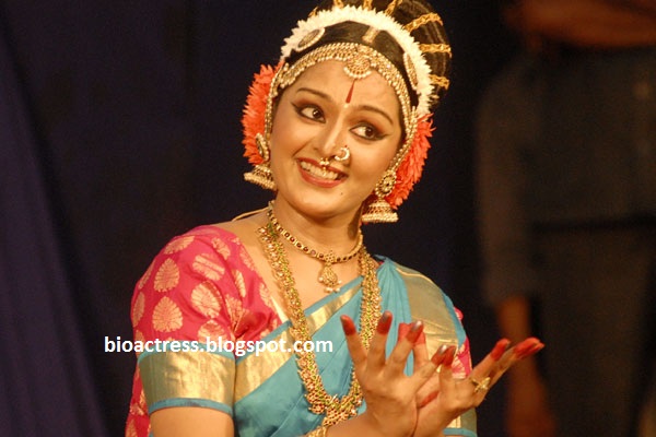 Manju Warrier performing classical dance in Guruvayur Temple