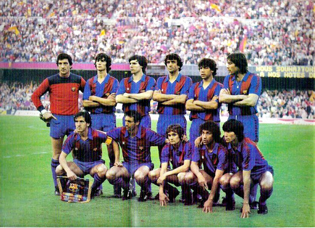 F. C. BARCELONA. Temporada 1981-82. Urruticoechea, Moratalla, Manolo, Alexanco, Gerardo y Migueli; Tente Sánchez, Quini, Simonsen, Esteban y Carrasco. F. C. BARCELONA 2 🆚 ROYAL STANDARD DE LIÈGE 1 Miércoles 12/05/1982, 20:30 horas. XXII Copa de Europa de Campeones de Copa, Final. Barcelona, España, Nou Camp: 90.000 espectadores. GOLES: ⚽0-1: 6’, Guy Vandersmissen. ⚽1-1: 44’, Allen Simonsen. ⚽2-1: 63’, Quini.