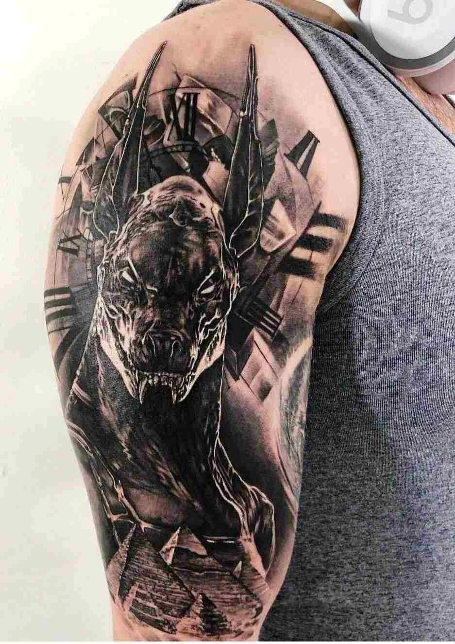 Tatuajes de Anubis en el brazo