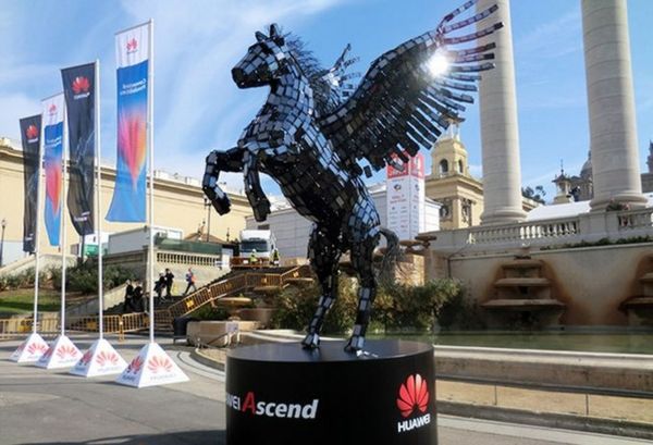 3500 Smartphone Disusun Menjadi Patung Pegasus