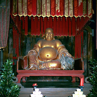 Estatua de Hotei en el templo budista de Manpuku, Japón