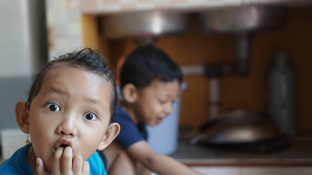 anak-anak membuat kue