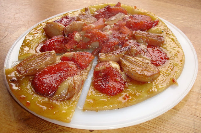 http://lechefmtl.blogspot.com/2014/09/tarte-tatin-de-tomates-et-echalotes.html